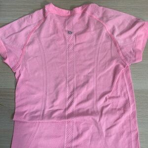 Lululemon Swiftly Tech Tee Size 2 Neon pink